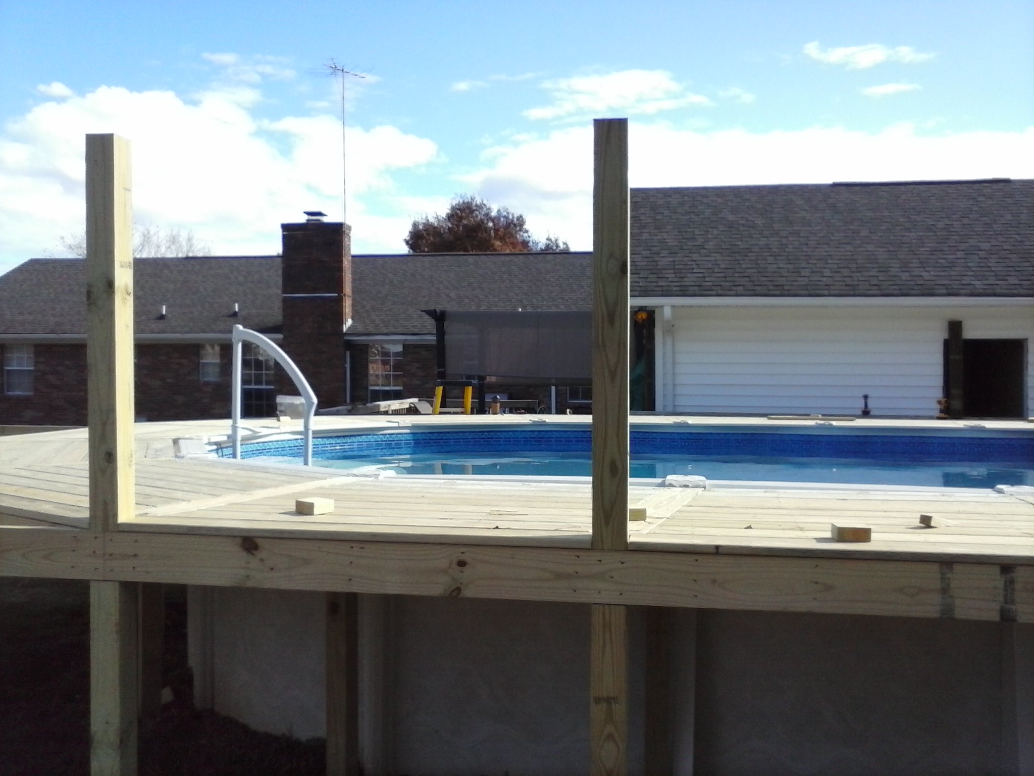 decking pattern around a swimming pool