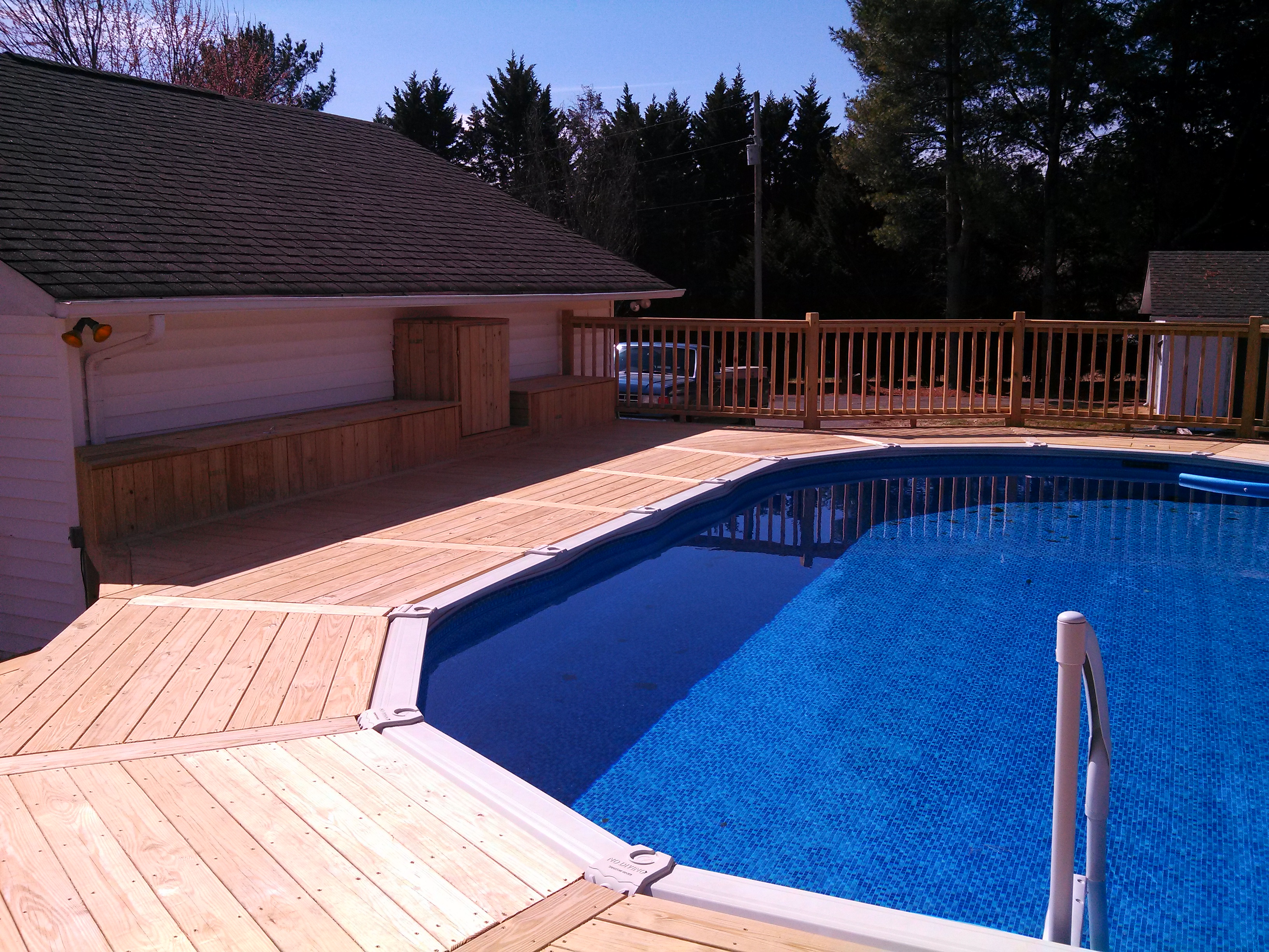this deck has built in benches